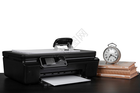 配有激光打印机和白色背景书籍的办公室台式表格桌子团体文档印刷文学黑色技术床单多功能电子产品背景图片