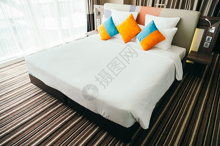 枕头在床上家具奢华休息白色套房房子酒店寝具房间卧室背景图片
