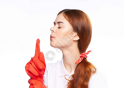 狂装季穿红色橡皮手套的清洁女工 装着有趣的光彩背景洗涤幸福头发工作室快乐家务女佣打扫白色生活背景