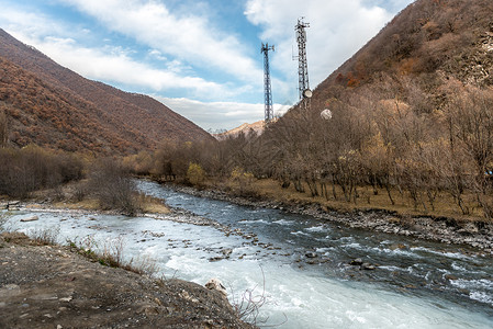 格鲁吉亚的黑色和白白阿拉格维河溪流路口远足旅游白色风景旅行地标绿色图片