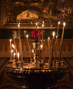 教堂蜡烛教堂中的蜡烛黄色宗教烧伤信仰精神教会火焰烛台背景