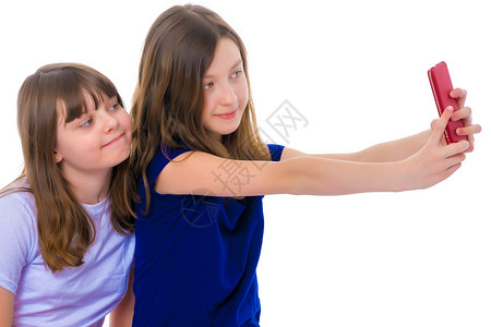 两个女孩用智能手机做自画像家庭细胞微笑照片女孩相机摄影青年电话快乐背景图片