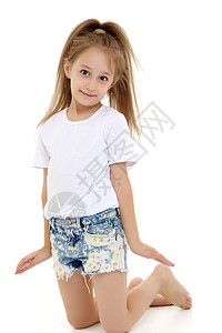穿着短裤女孩穿着纯白色T恤的小女孩 做广告和短裤微笑衬衫衣服广告女性女孩童年孩子棉布青年背景