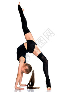 体操运动员用抬起的腿修桥快乐活动女孩工作室女士健身房运动女性白色姿势背景