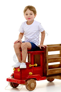 小男孩在玩木制汽车游戏孩子闲暇房间喜悦教育男性幼儿园快乐男生背景图片
