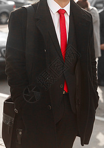 黑男子的外套和西装 白衬衫 红领带背景图片