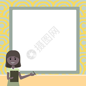 向老师问好女士绘图站着拿着剪贴板向团队提出新想法 使用木板为学生展示新技术人士学习推介会课堂框架海报微笑教学办公室成人设计图片