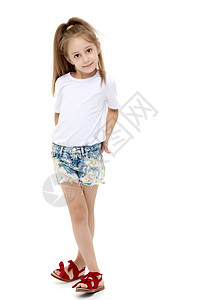 穿着短裤女孩穿着纯白色T恤的小女孩 做广告和短裤女孩快乐微笑青年广告衣服女性孩子童年棉布背景