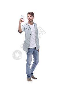 年轻男子自食其力蓝色成人手机拍照牛仔裤自拍相机快乐照片电话背景
