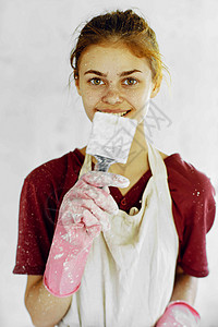室内装饰房装修中涂刷油漆的女画家头巾家具画笔房子绘画工作成人女孩维修女士背景图片