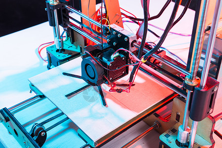 实验室工作期间的电子三维塑料打印机 3D 打印机 3D 打印石膏创造力教育元器件风俗添加剂科学家学生工程电气背景图片