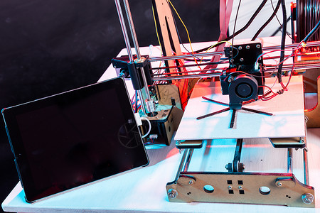 创客贴实验室工作期间的电子三维塑料打印机 3D 打印机 3D 打印制作者3d创造力电子产品电气石膏科学风俗教育生产背景