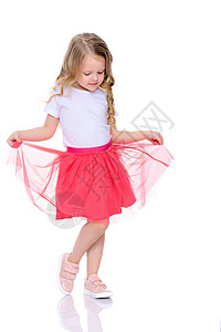 跳舞工作室一个快乐的小女孩在跳舞短裙童年舞蹈家芭蕾舞舞蹈女性班级艺术婴儿姿势背景