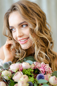 照片制片厂有束花的年轻caucasian新娘近距离肖像背景图片