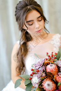 照片制片厂年轻黑人新娘的肖像与鲜花束束背景图片