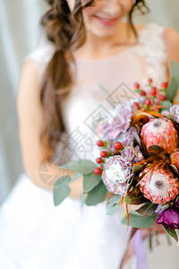 紧紧的花束在新娘手中背景图片