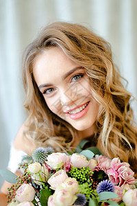 照片制片厂有花束的年轻美人新娘近距离肖像背景图片