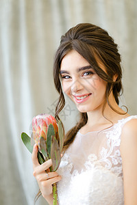 照片制片厂的鲜花和笑笑的caucasian新娘的肖像背景图片