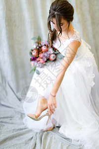 年轻黑发新娘 在摄影棚穿鞋的鲜花背景图片