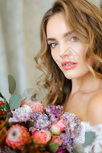 照片制片厂有花束的迷人新娘近距离肖像背景图片