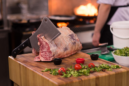 厨师切大牛肉羊肉牛肉斧头职业屠夫美食餐厅男人食物木板背景图片