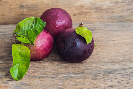 以木本种为原料的新鲜青色磷基新水果食物异国圆圈紫色奶果甜点星星情调市场叶子背景图片