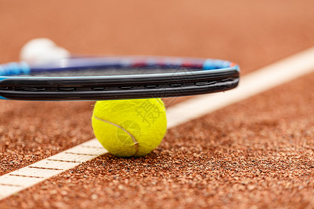 网球和球黄色球拍法庭黏土红色运动闲暇活动竞赛竞争背景图片