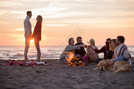 ps火人素材在海滩日落时和朋友共度欢乐的情侣假期旅行场景动作乐趣城市活动夫妻营火火焰背景