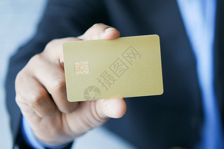 持有信用卡的手持信用卡者近亲支付货币芯片展示储蓄商业购物金融财富信用背景图片