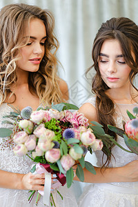 两个年轻新娘 带花束在摄影棚背景图片