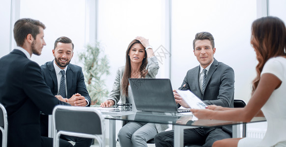 公司在办公会议中管理公司的事务男人讨论生意人同事男性职业蓝图组织经理商务背景图片