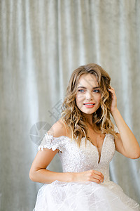 在摄影棚里 穿着白裙子的漂亮caucasian新娘的肖像背景图片