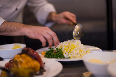 厨师手 为蔬菜面食服务厨房美食香米餐厅食物油炸桌子食谱盘子勺子背景图片