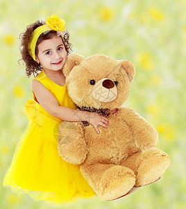 小女孩求抱抱抱抱泰迪熊的小女孩日光浴幼儿园海滩玩具童年教育托儿所乐趣地面婴儿背景