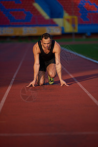 运动人开始行动职业步伐运动赛跑者竞技短跑赛马场男人踏板背景图片