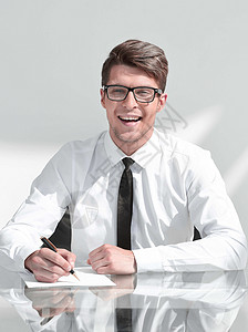 交易商签署合同 并质疑他们是否签了合同工作陈述男人成功商务桌子文档人士办公室成人背景图片