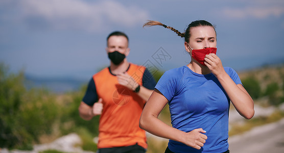 戴面具的运动女人新冠病毒户外高清图片