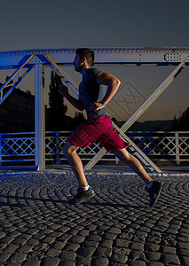 晚上跑步在城中穿过桥的男子慢跑跑步街道训练运动城市肌肉速度力量男性运动装背景