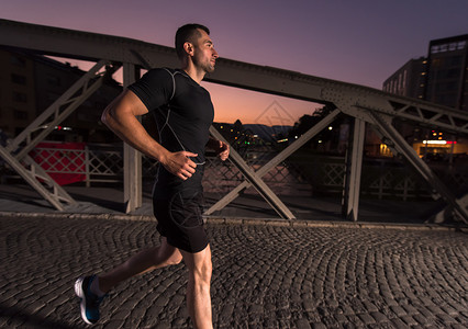 晚上跑步在城中穿过桥的男子慢跑速度慢跑者训练运动跑步男人短裤运动员动机城市背景