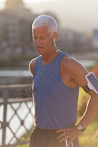 高清跑步素材英俊的高级慢跑运动员肖像锻炼阳光男性退休晴天闲暇跑步蓝色天空快乐背景