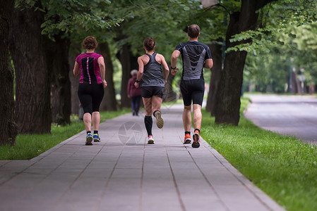 早上训练赛跑队运动街道男人跑步运动装行动健康男性赛跑者身体图片