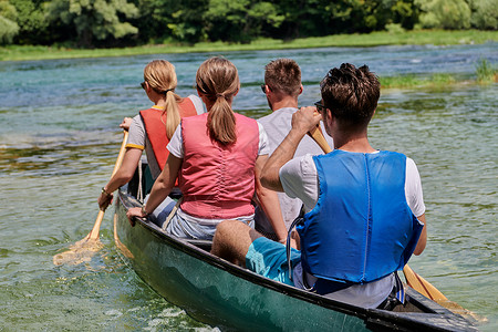 划旱船集体冒险探险家朋友在野河里划艇女士运动旅行独木舟皮艇女朋友天空娱乐团体活动背景