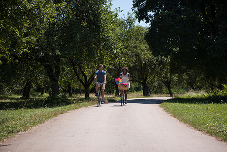 斯瓦族骑士具有自然骑自行车的多种族年轻夫妇朋友们女性成人男性男生闲暇农村男人运动女士背景