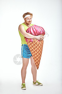 红头发 胡胡子 大胖子 拿着一大块冰淇淋男人奶油运动乐趣重量运动装管状饮食肥胖成人背景图片
