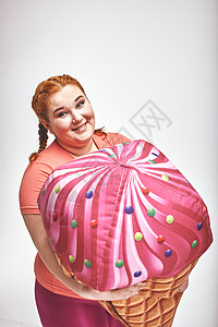你一点也不胖红发胖胖女人拿着一个巨大的冰淇淋 近一点背景