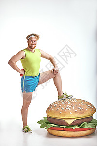 红头发 胡胡子 大胖子 把他的腿放在一个巨大的三明治上腹部动机肥胖生活运动男性胡子减肥运动装损失背景图片