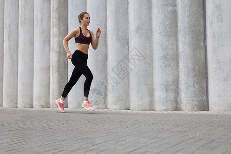 挑战全年最低价全年运动的年轻女子在户外锻炼时慢跑福利速度挑战动机人士竞技运动服职业竞赛运动员背景