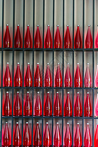 现代餐厅的红果酒瓶奢华药品店铺绿色果汁红色液体产品贮存酒吧背景图片