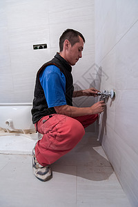 在卫生间工作的专业水管工修理工金属淋浴维修男人房子工具服务洗手间安装下沉高清图片素材