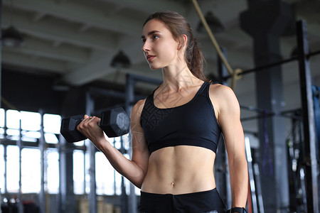 肌肉健壮的女人在健身房锻炼肌肉火车运动女性辅导竞技女士女孩力量组织饮食背景图片